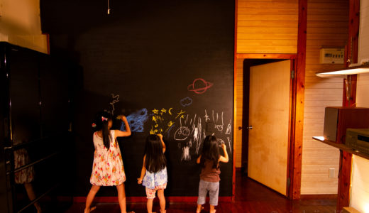 【壁をDIYで黒板にする方法】子どもウケ間違いなし！