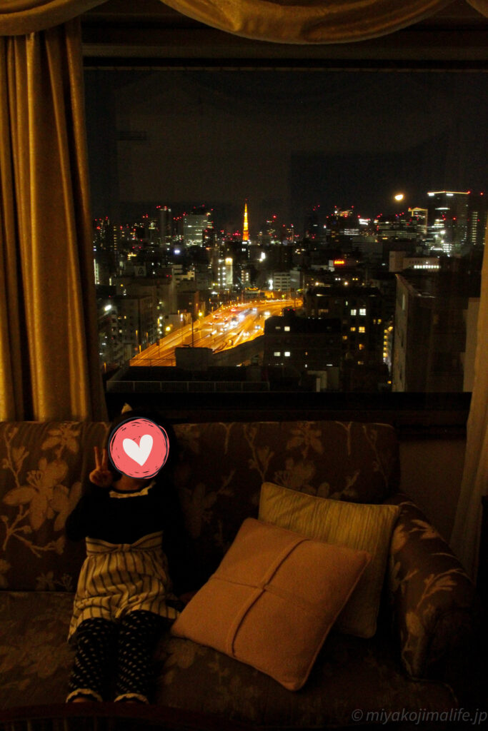 子どもと東京タワーの夜景