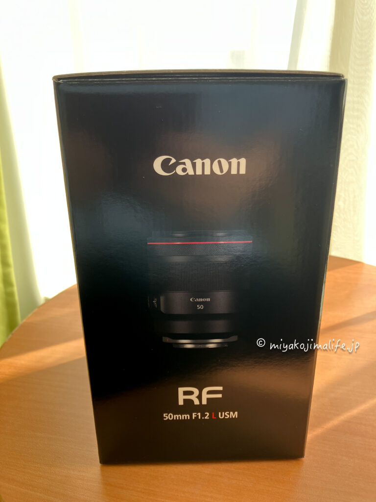 キヤノンRF 50mm F1.2 L USMの箱が机に置いてある画像