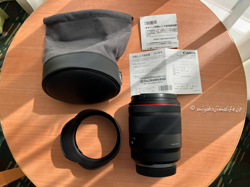 キヤノンRF 50mm F1.2 L USMの付属品がテーブルに置かれている