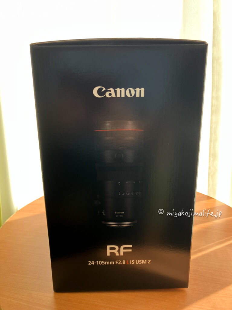 Canon RF 24-105mm F2.8 L IS USM Z の箱がテーブルに置いてある画像