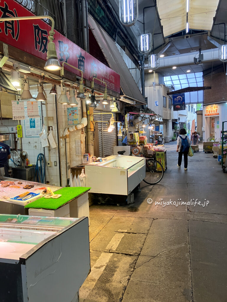 宿から歩いて1分ほどのスーパー。その向かいには鮮魚店があり、美味しそうな刺身も。