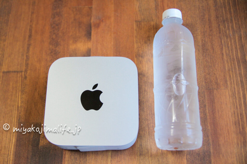 Mac mini M4と500mlペットボトルの比較。