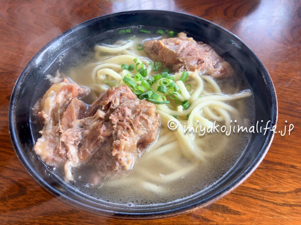 軟骨ソーキそば。お肉が２つ乗っている。