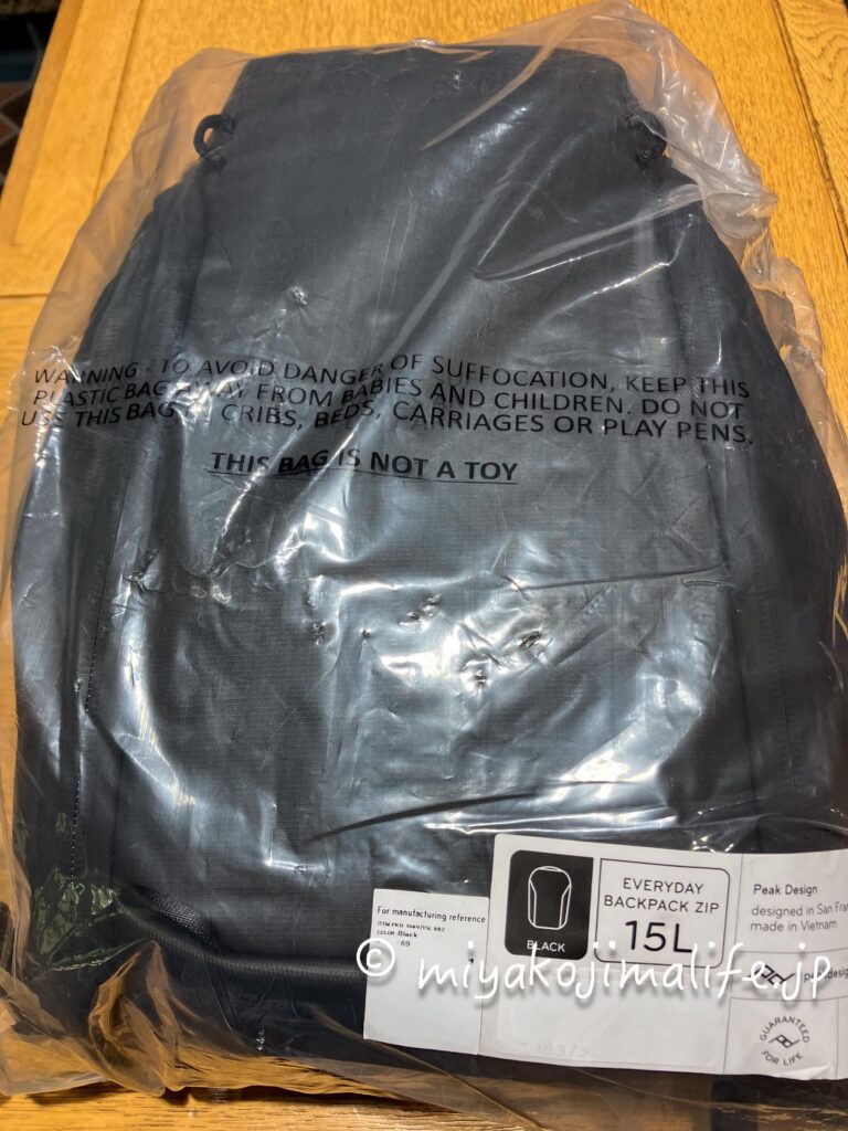 袋に入ったエブリデイバックパック15Lブラック