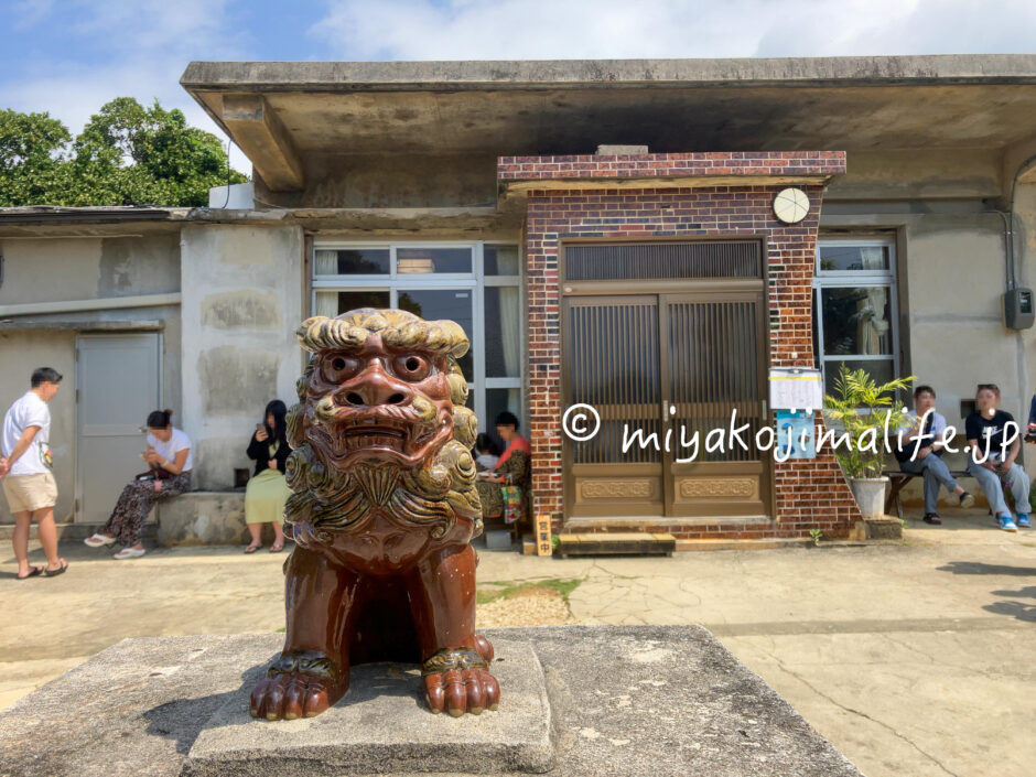 にいまそばの店前にあるシーサー